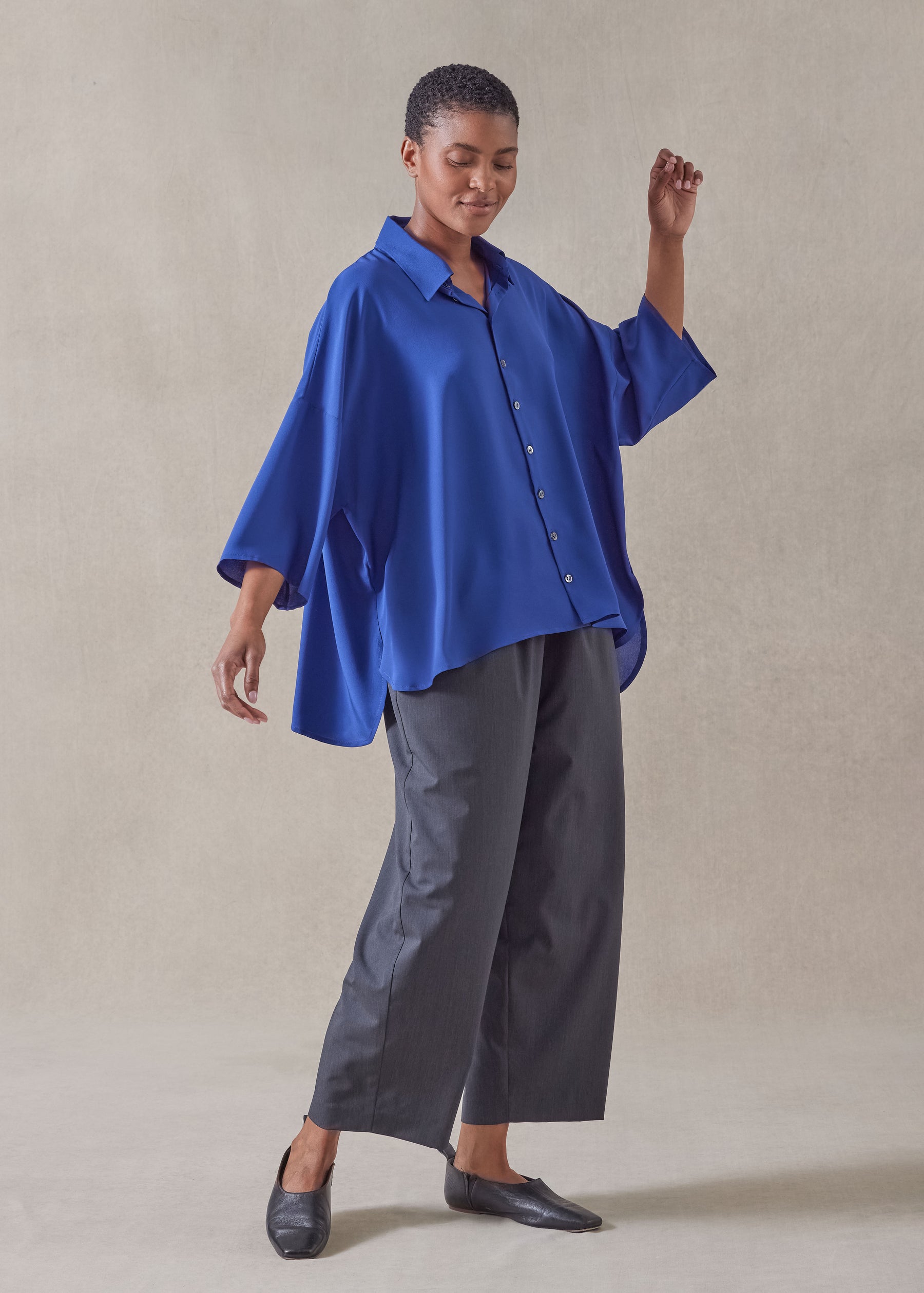 silk sloped shoulder wide a-line short sleeve shirt with collar - mid