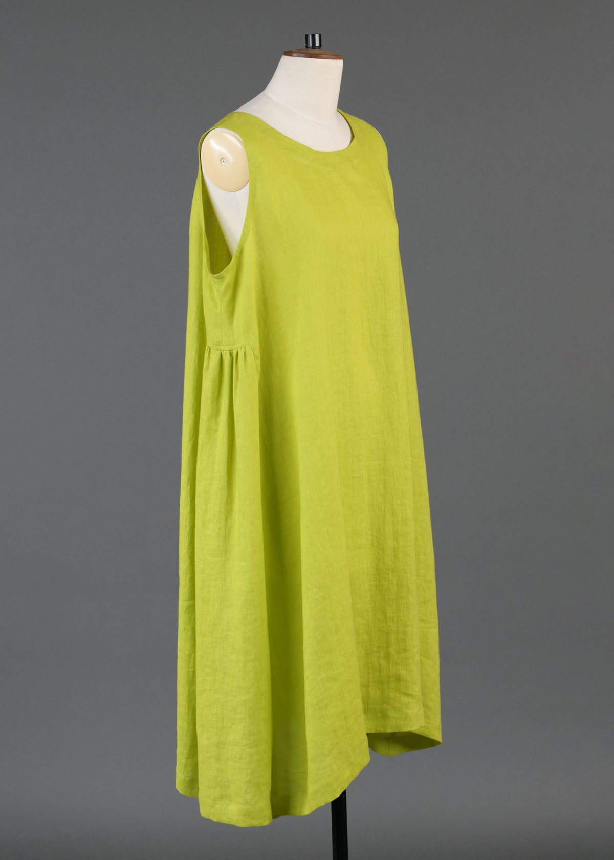 linen 3/4 length side pleated sleeveless dress in greenlemon