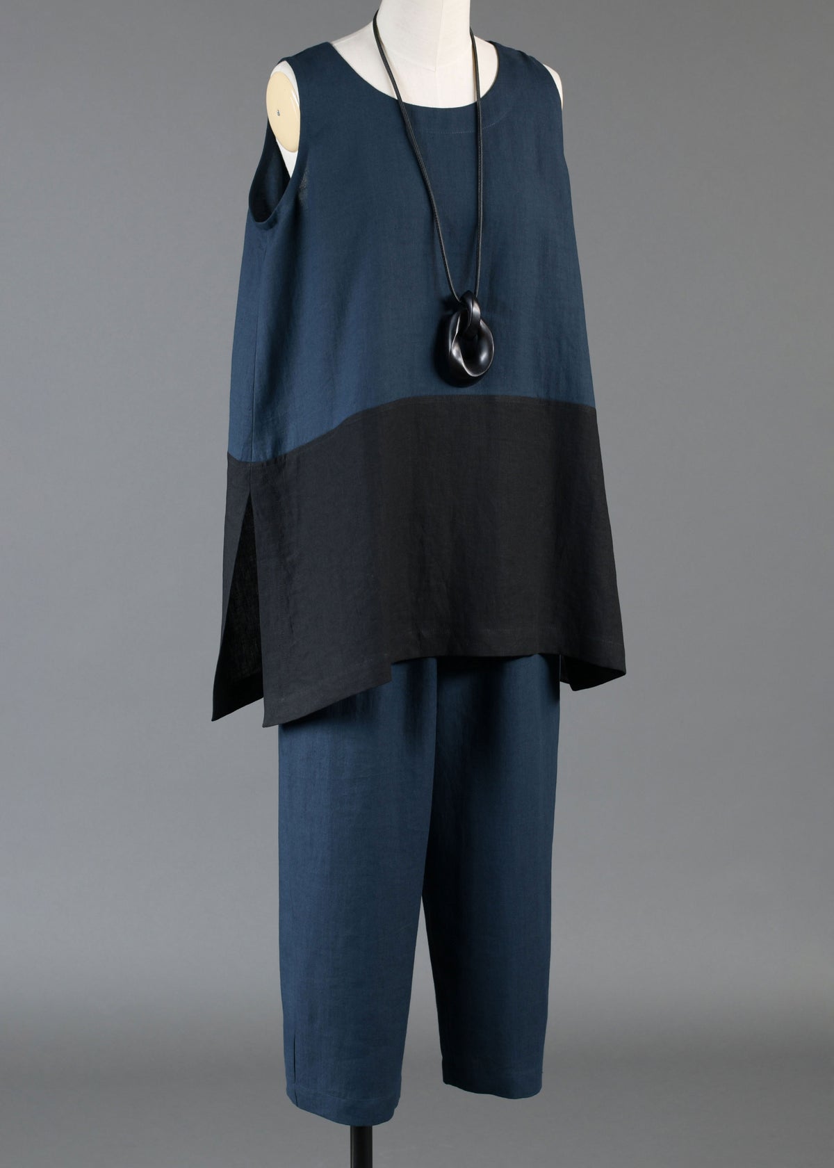 linen A-line round neck shell with side slit detail - long in black/navydark