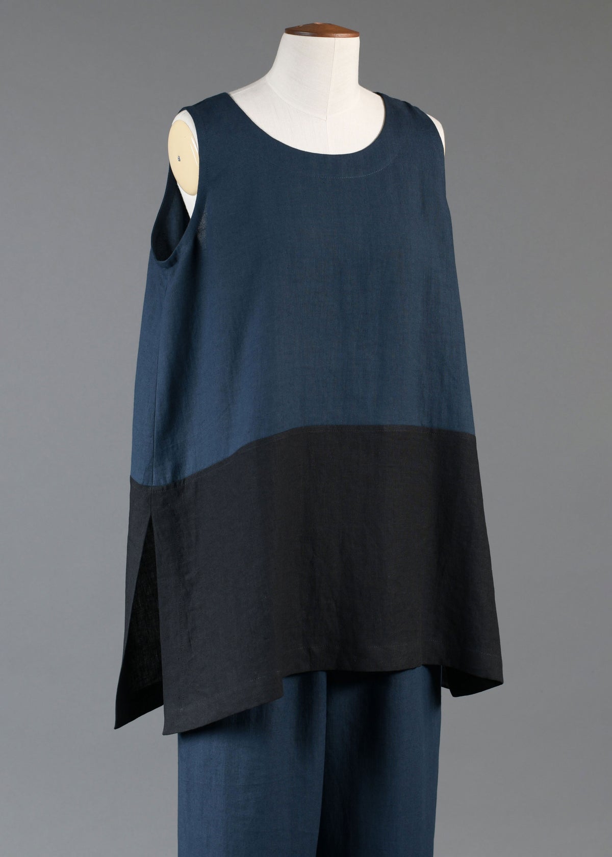 linen A-line round neck shell with side slit detail - long in black/navydark